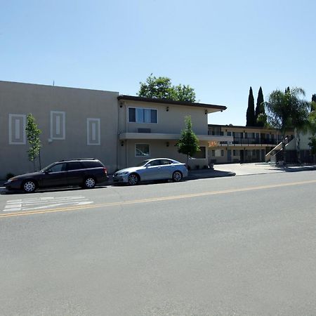 Americas Best Value Inn Visalia Exterior photo