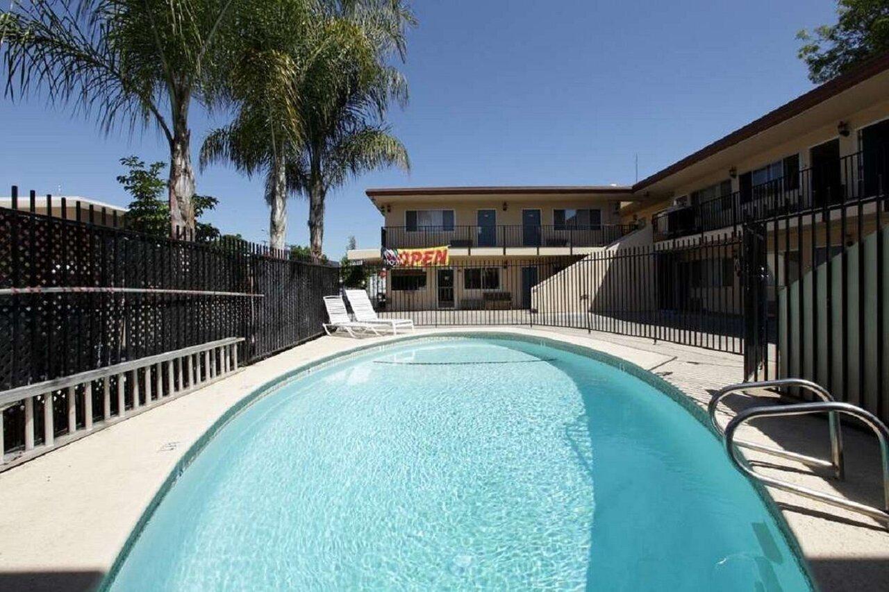 Americas Best Value Inn Visalia Exterior photo