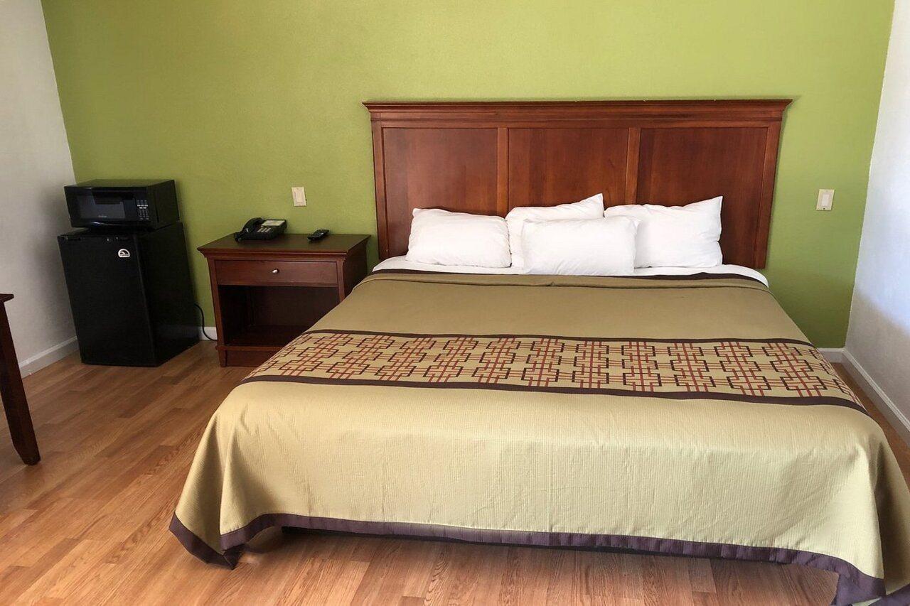 Americas Best Value Inn Visalia Exterior photo