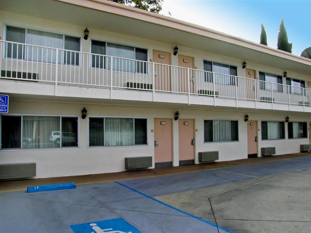 Americas Best Value Inn Visalia Exterior photo