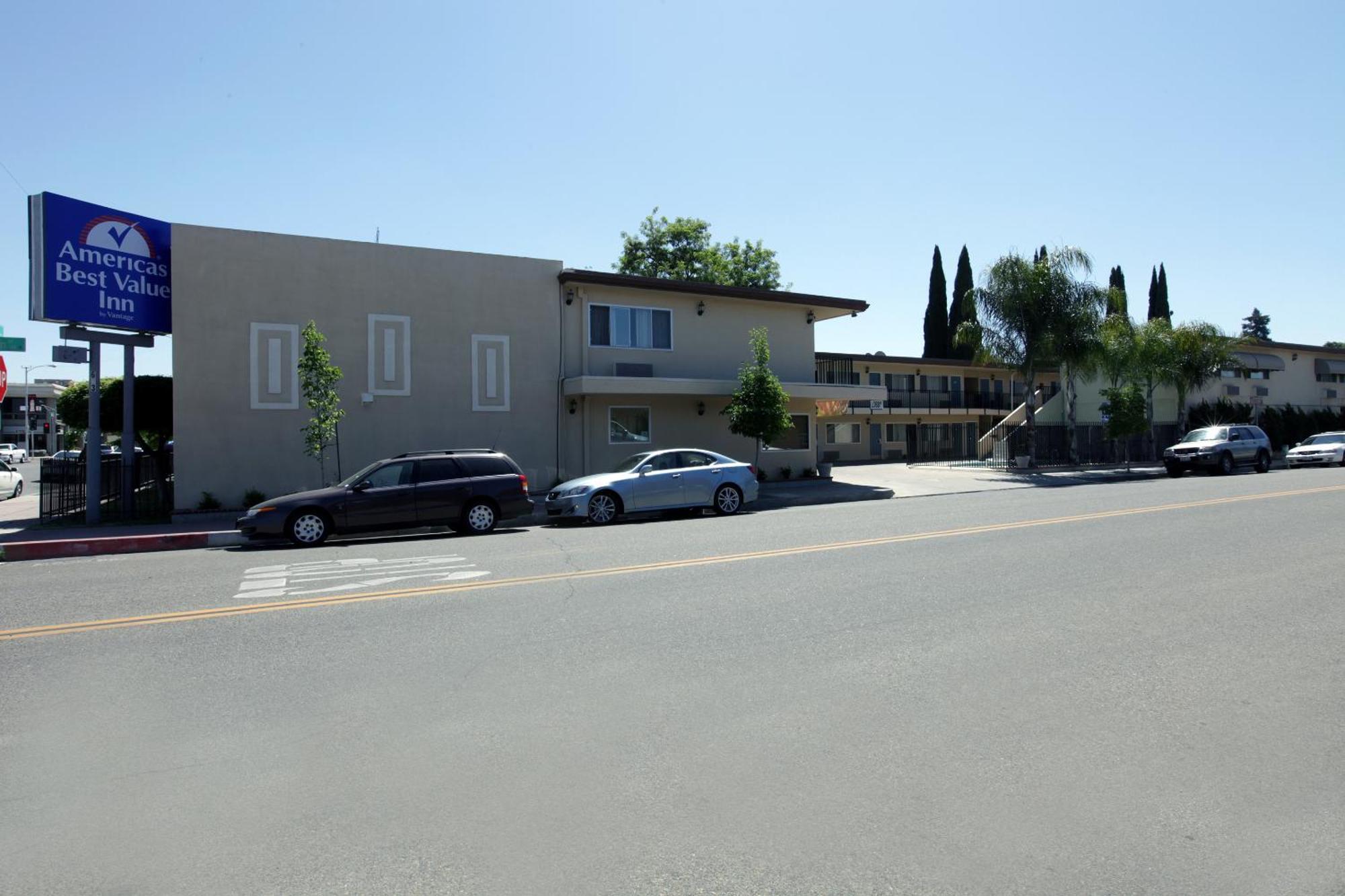 Americas Best Value Inn Visalia Exterior photo