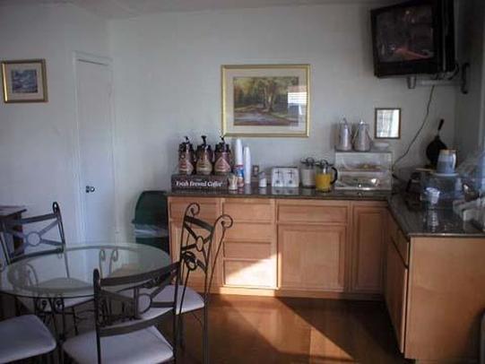 Americas Best Value Inn Visalia Restaurant photo