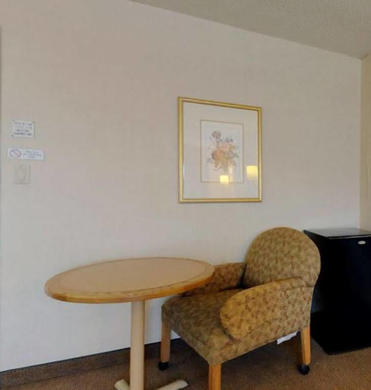 Americas Best Value Inn Visalia Exterior photo