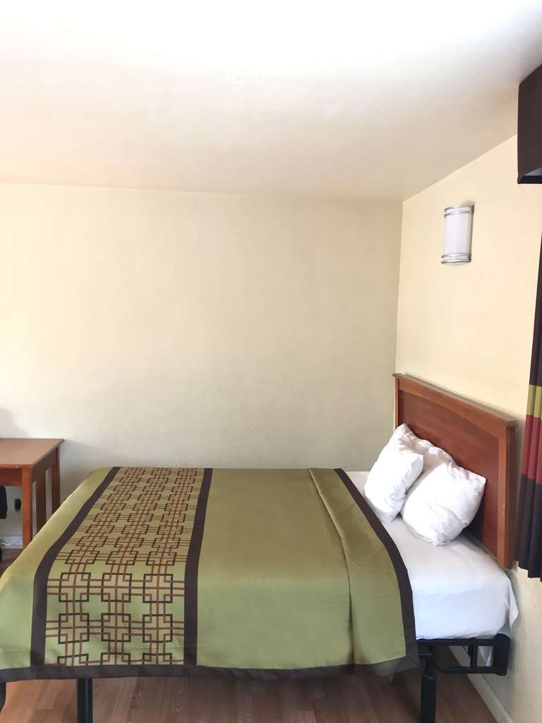 Americas Best Value Inn Visalia Room photo