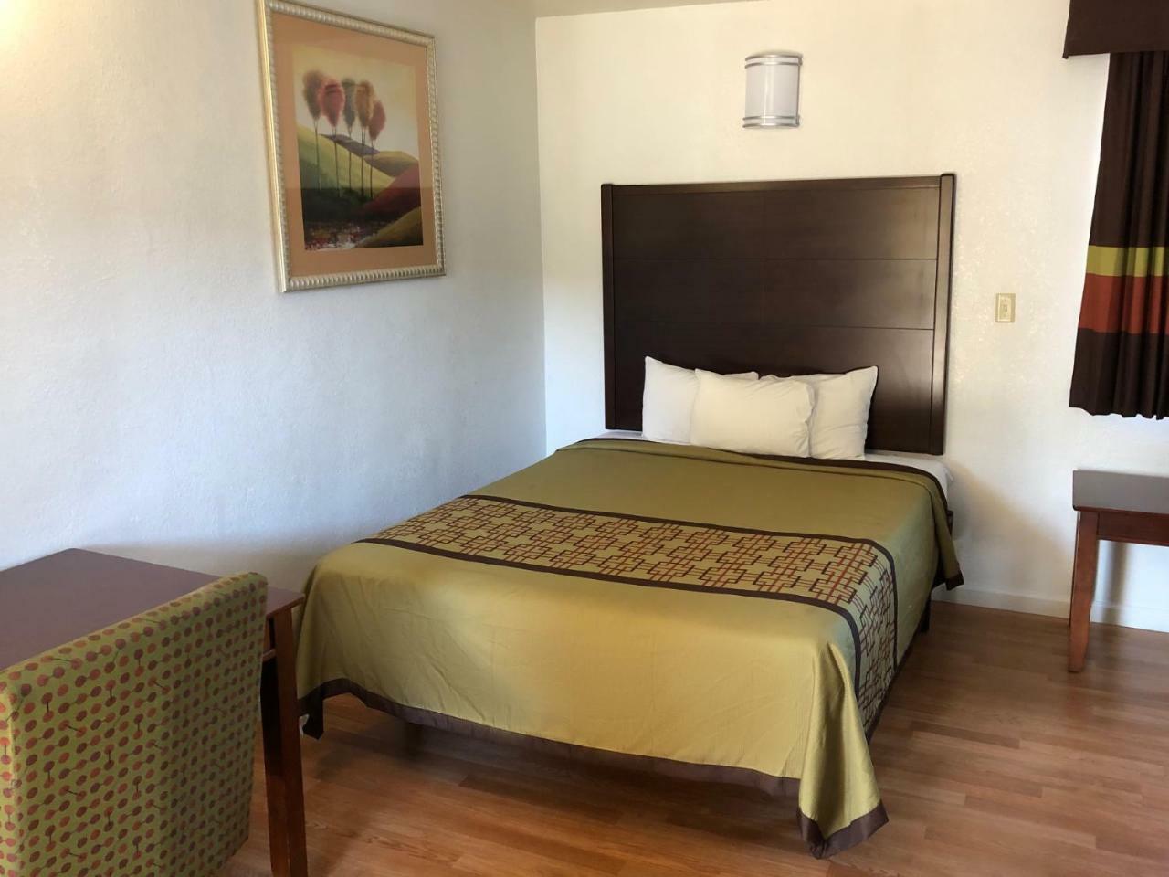 Americas Best Value Inn Visalia Exterior photo