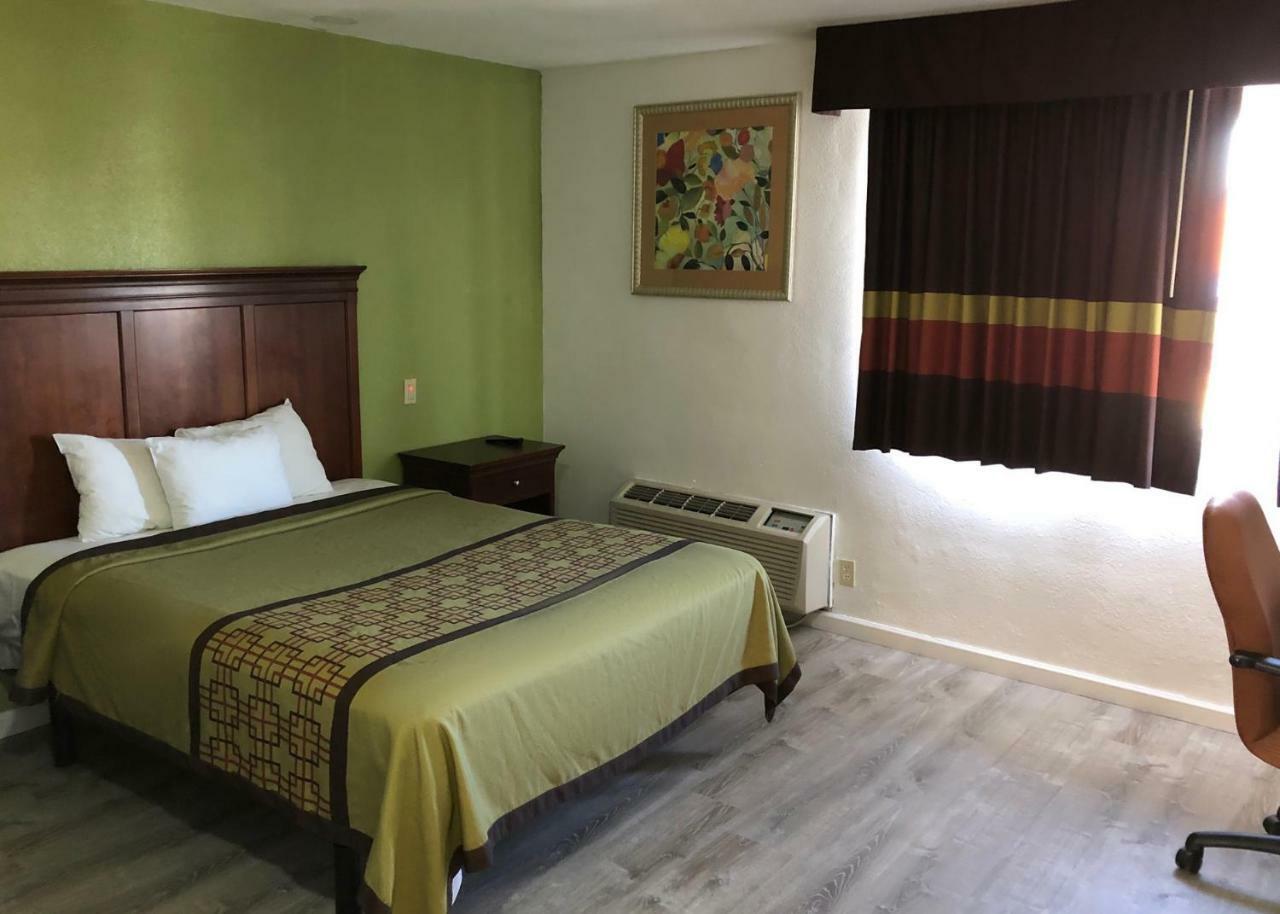 Americas Best Value Inn Visalia Exterior photo