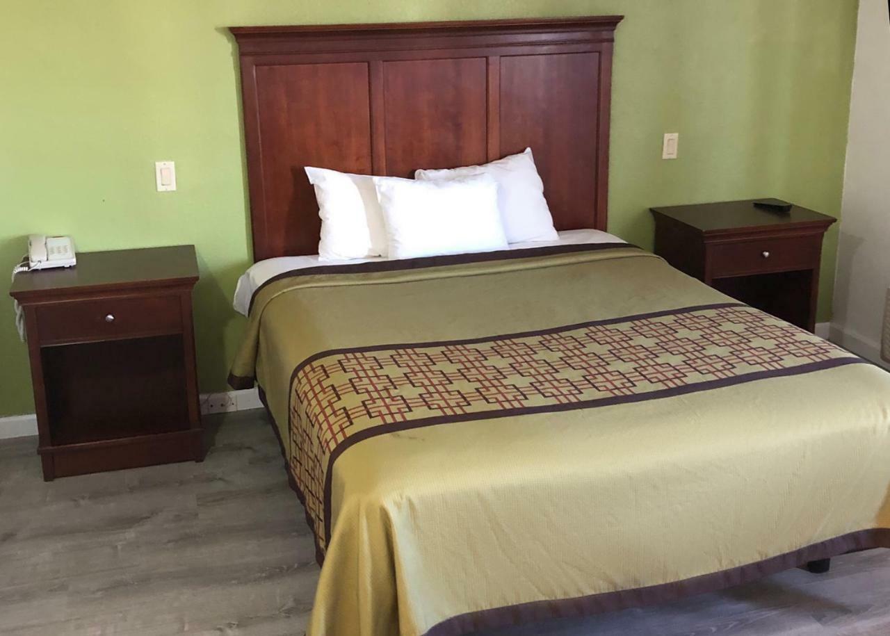 Americas Best Value Inn Visalia Exterior photo